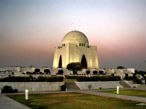 The Sweat Before the Sea: My Unexpected Karachi Weather Experience